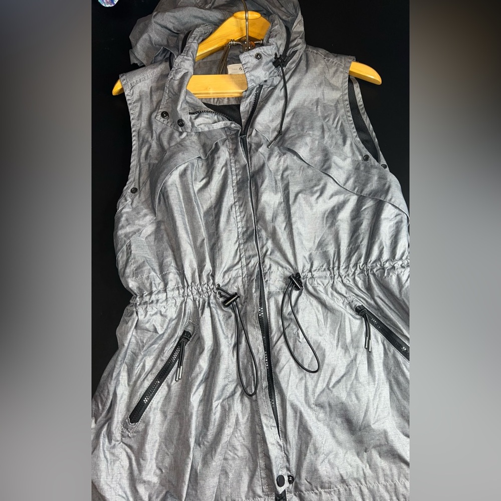 Lou & Grey WindBreaker Style Hooded Utility Vest Size Medium EUC Grey & Black